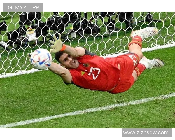 马丁内斯的传奇旅程：从球场新星到世界足球巨星的蜕变与成就